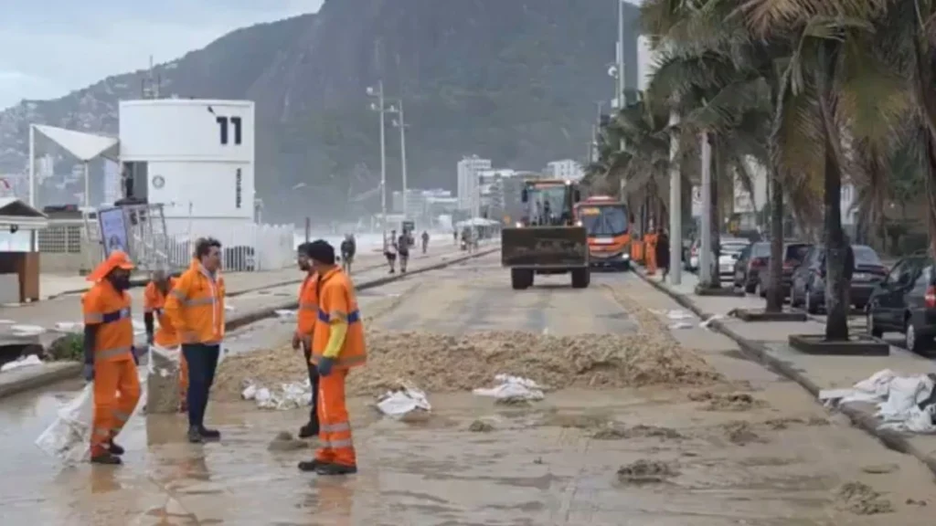 Ressaca com ondas de até 3,7m interdita vias e avança sobre a orla do Rio