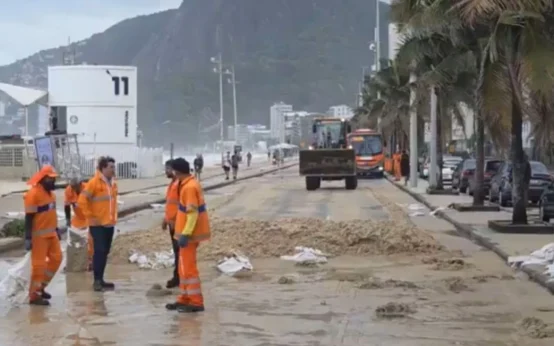 Ressaca com ondas de até 3,7m interdita vias e avança sobre a orla do Rio