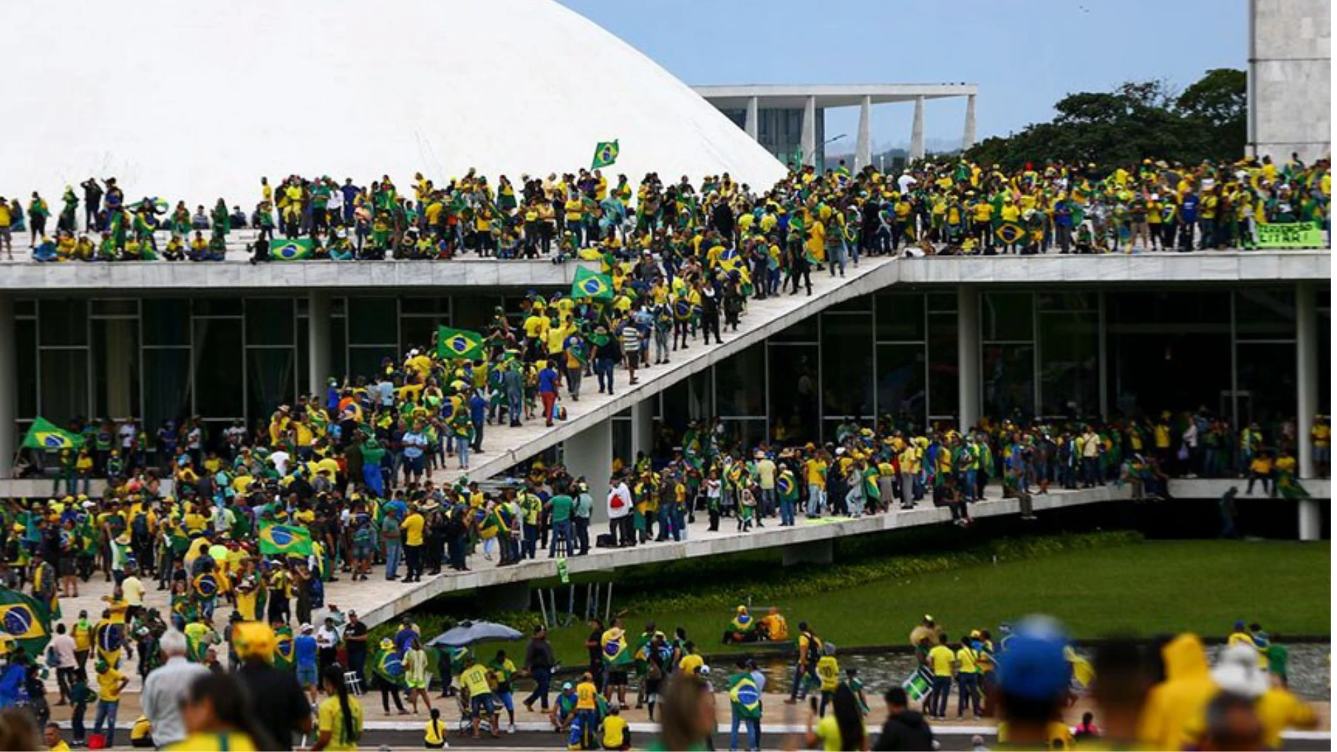 Corrupção no Brasil: Como Ela Atinge Seu Bolso e Enfraquece a Democracia