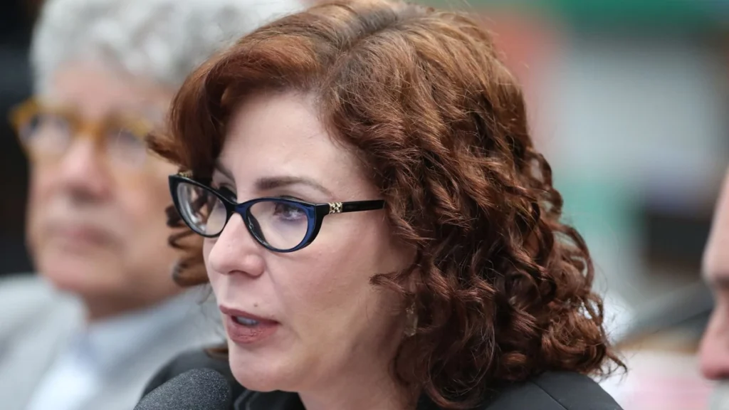 Advogado de Zambelli descreve prisão: “Ela teve tempo de pintar o cabelo”