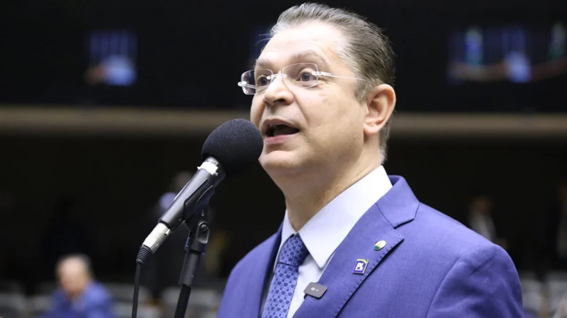 Sóstenes Cavalcante, em uma declaração contundente, afirmou que a bancada do PL precisava se unir e reagir. Ele