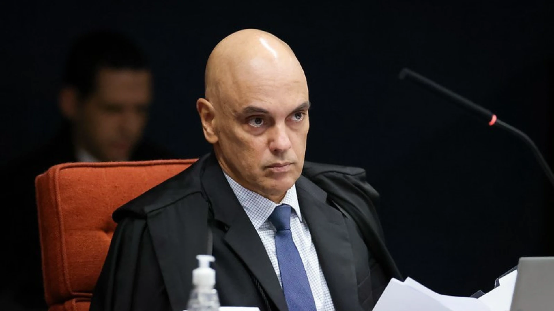 Moraes Determina Retirada de Deputados e Proíbe Acampamentos em Frente ao STF