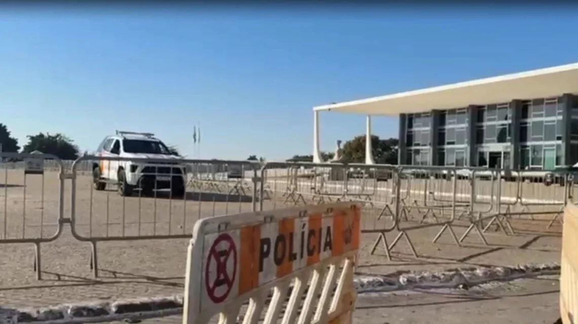 Polícia Fecha Praça dos Três Poderes em Brasília Após Protestos