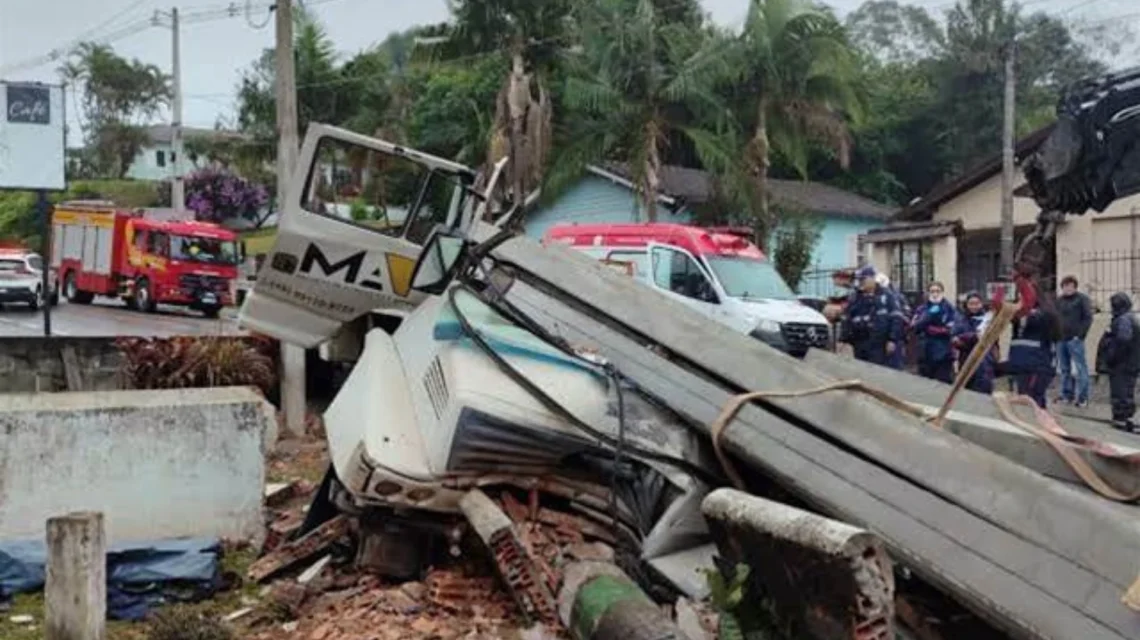 Vídeo Revela Acidente Fatal: Motorista É Esmagado por Vigas de Concreto em Santa Catarina