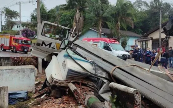Vídeo Revela Acidente Fatal: Motorista É Esmagado por Vigas de Concreto em Santa Catarina