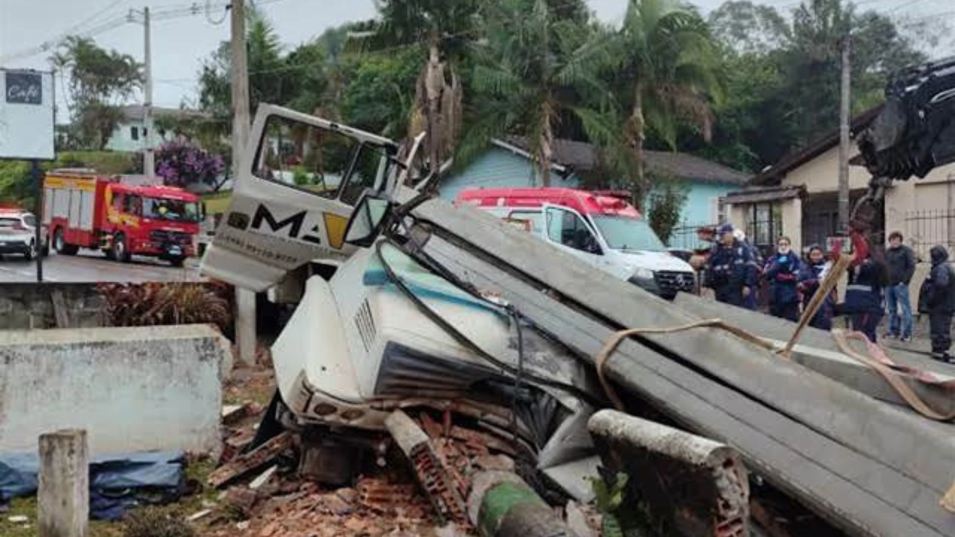 Vídeo Revela Acidente Fatal: Motorista É Esmagado por Vigas de Concreto em Santa Catarina