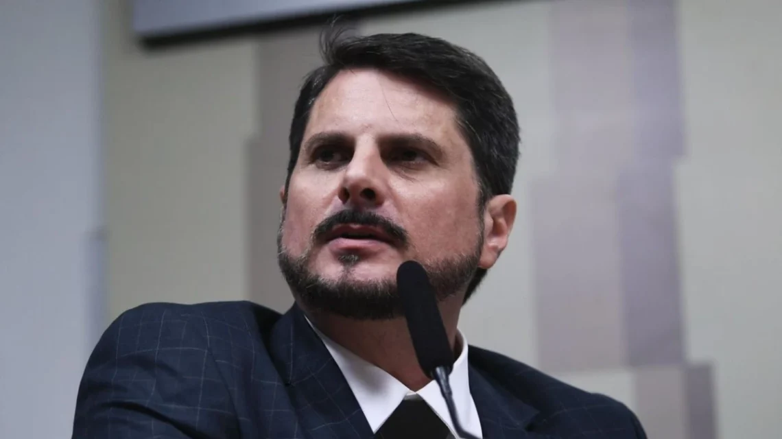 Oposição critica decisão contra Do Val e indica pressão a Alcolumbre