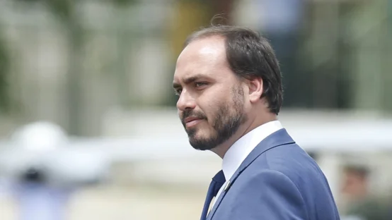 Carlos Bolsonaro participa de protestos em cidades de SC Em busca de apoio