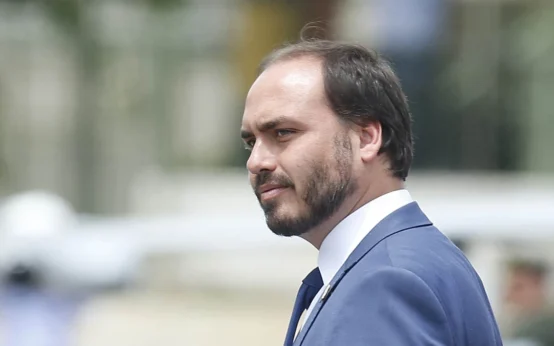 Carlos Bolsonaro participa de protestos em cidades de SC Em busca de apoio