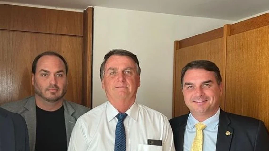 Medida restringe visita de Flávio e Carlos a Bolsonaro