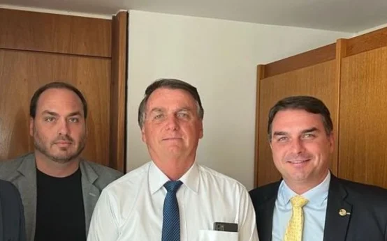Medida restringe visita de Flávio e Carlos a Bolsonaro