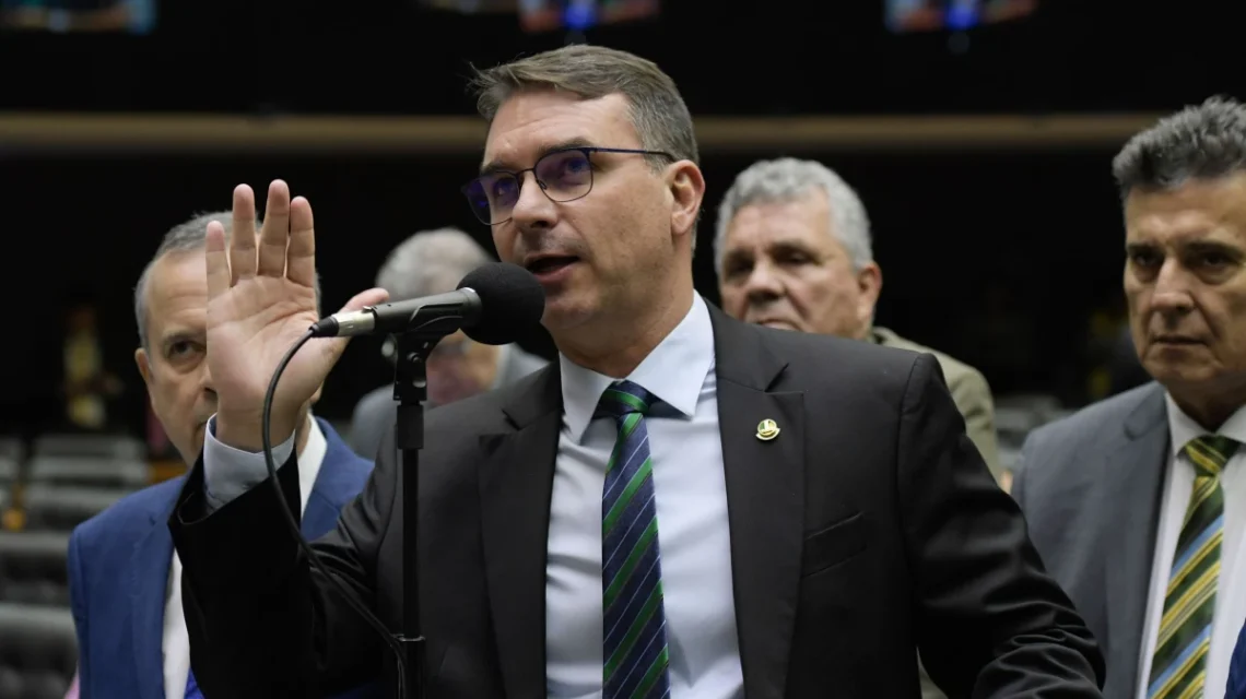 Defesa de Bolsonaro pede que Flávio apague vídeo do pai