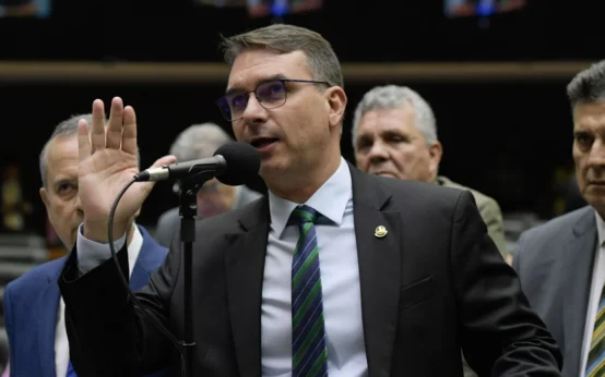Defesa de Bolsonaro pede que Flávio apague vídeo do pai