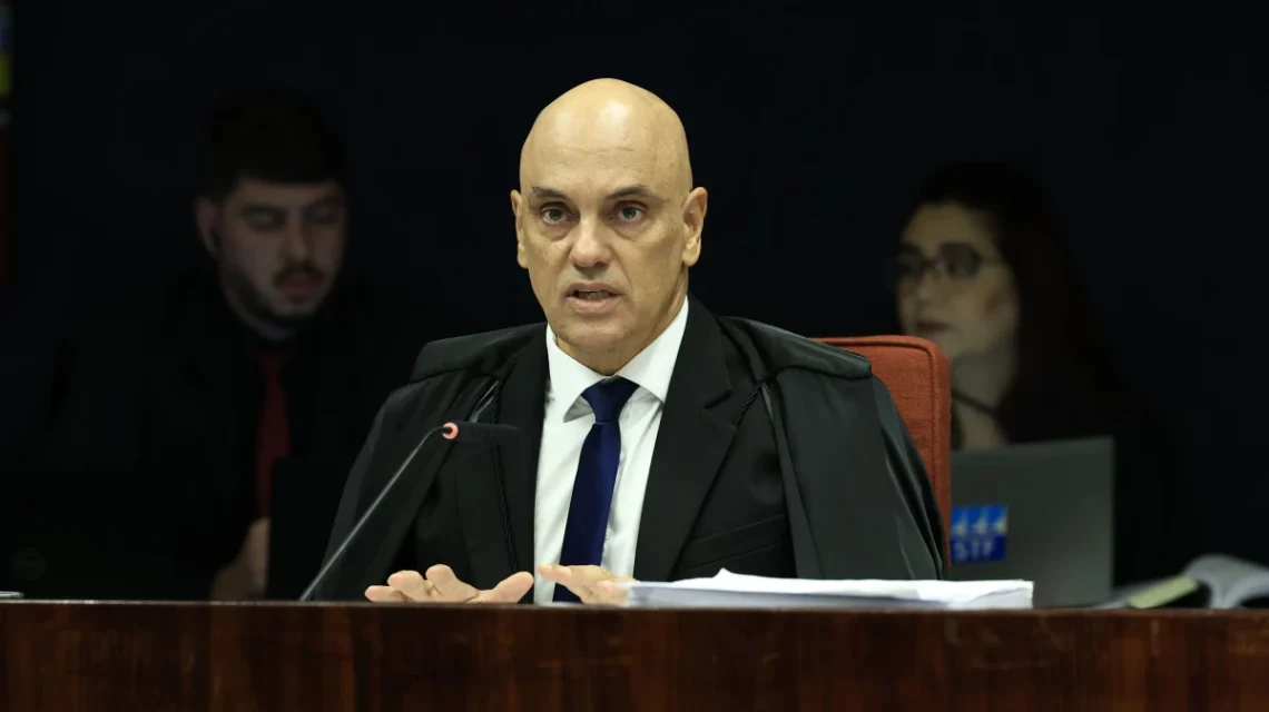 Moraes proíbe Bolsonaro de usar celular diretamente ou por terceiros