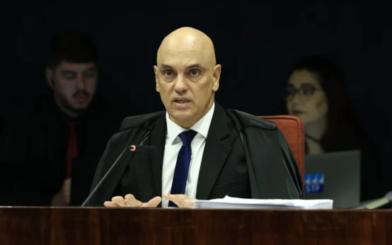 Moraes proíbe Bolsonaro de usar celular diretamente ou por terceiros