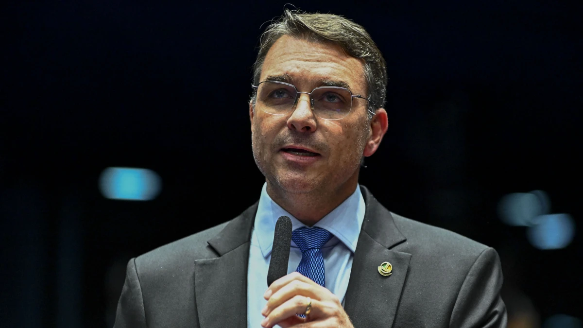 Flávio Bolsonaro diz que mãe e avós foram feitos reféns durante assalto