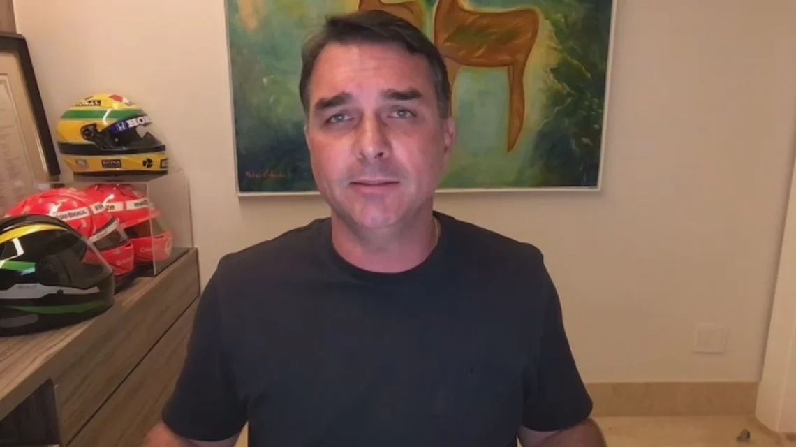 Após prisão domiciliar, Flávio diz achar “difícil” não ter reação dos EUA