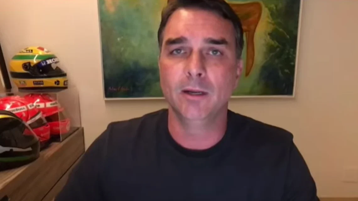 Flávio após prisão de Bolsonaro: “Estamos oficialmente em uma ditadura”