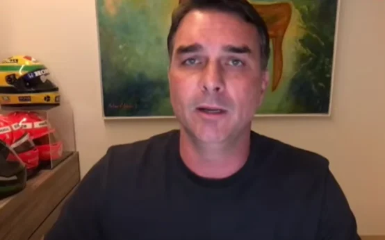 Flávio após prisão de Bolsonaro: “Estamos oficialmente em uma ditadura”