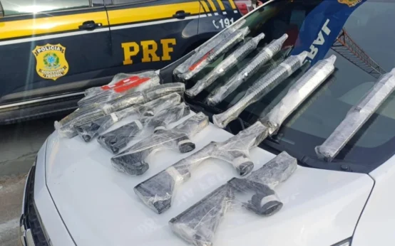 PRF apreende fuzis escondidos em painel de carro em Teresópolis (RJ)