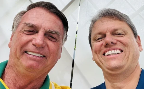 Tarcísio diz que prisão de Bolsonaro é um “absurdo” e presta solidariedade