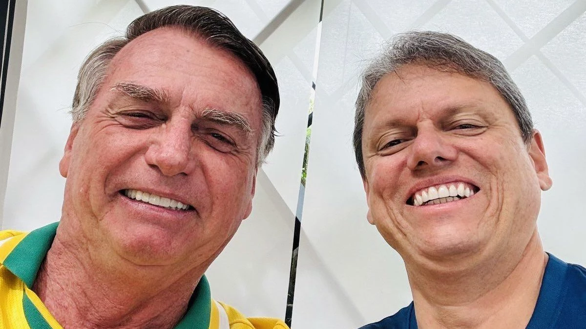 Tarcísio diz que prisão de Bolsonaro é um “absurdo” e presta solidariedade