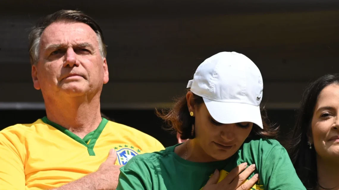 Michelle posta versículo bíblico após prisão domiciliar de Bolsonaro