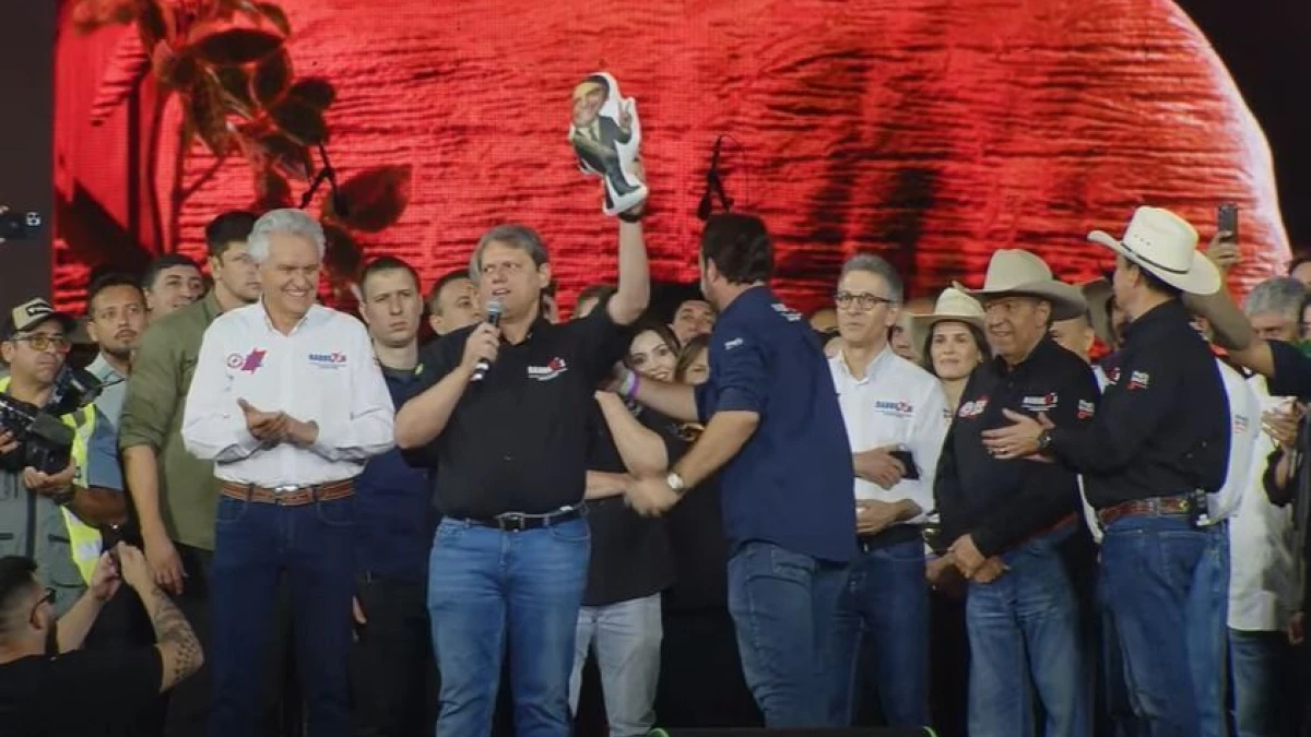 Tarcísio defende Bolsonaro Em Barretos e agradece: “Fez tudo por mim”