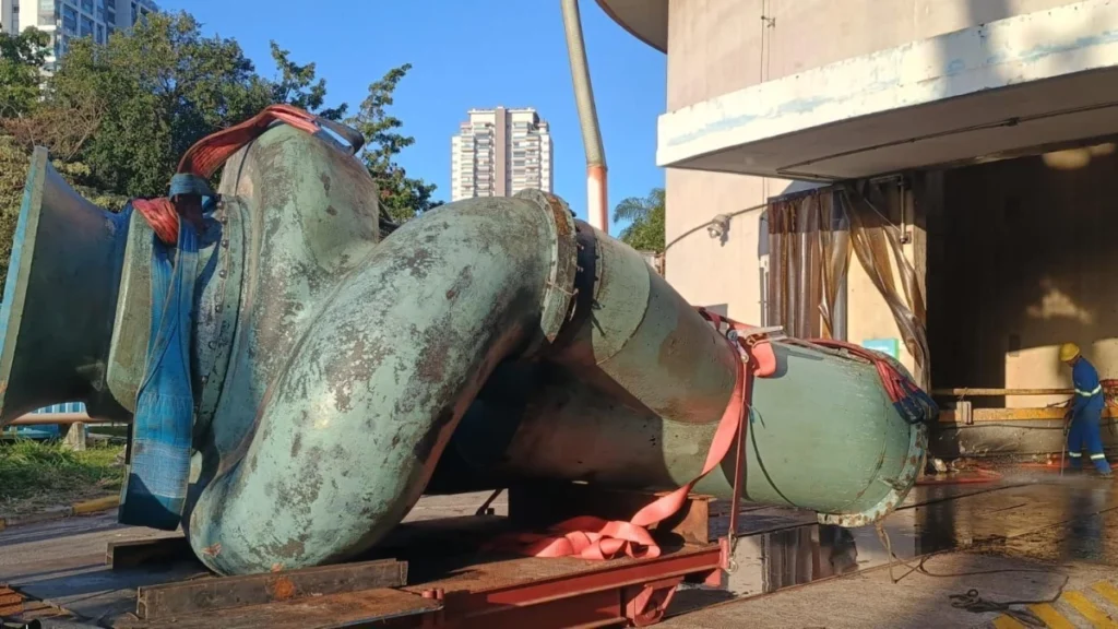 Esgoto no Rio Pinheiros: vazamento deixa mancha escura e mau cheiro em SP