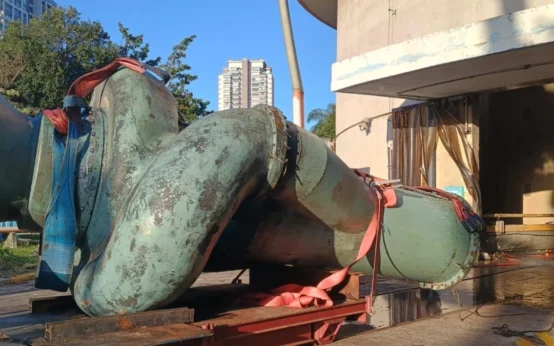 Esgoto no Rio Pinheiros: vazamento deixa mancha escura e mau cheiro em SP