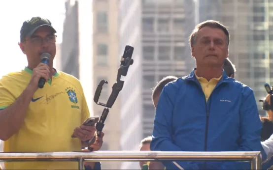 Moraes cita post de Flávio ao justificar prisão domiciliar para Bolsonaro
