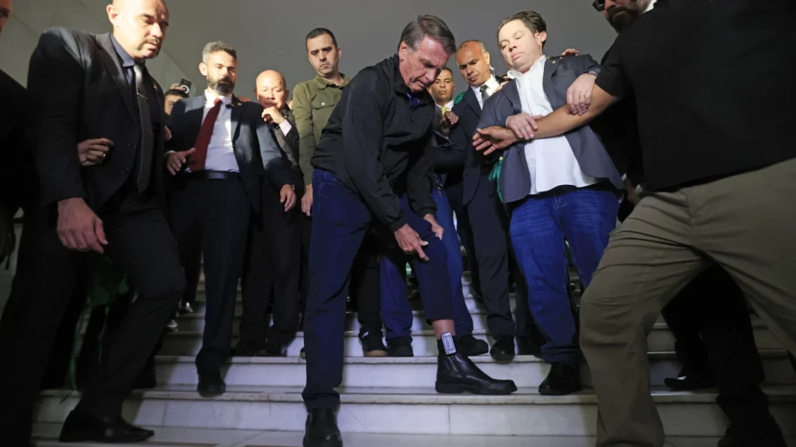 Waack: Moraes abandona prudência e prende Jair Bolsonaro em casa