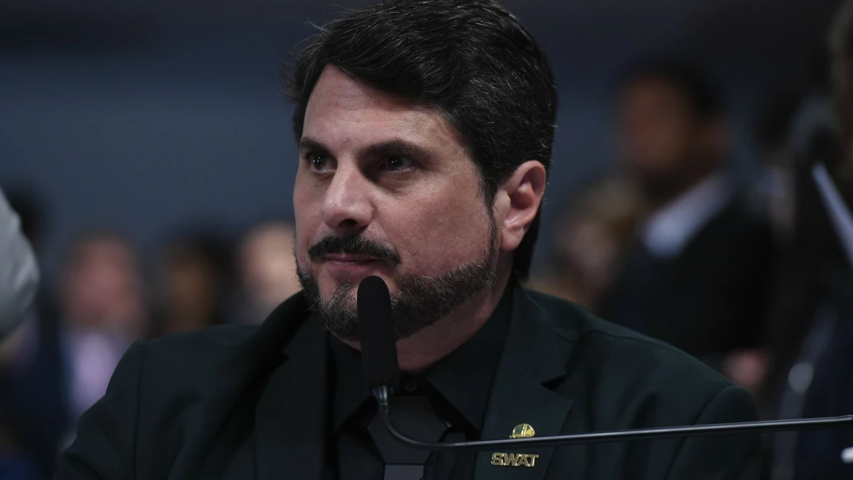 Do Val diz que medidas cautelares impedem o pleno exercício de seu mandato