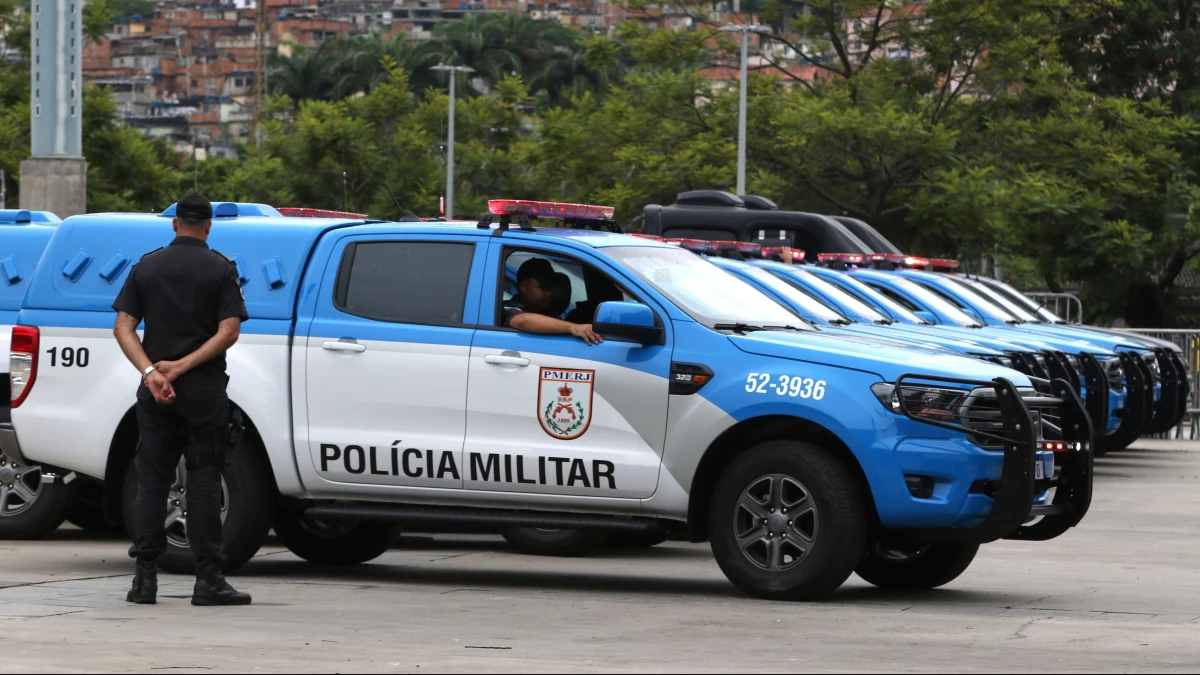 Viatura da Policia Militar capota na linha amarela do Rio de Janeiro
