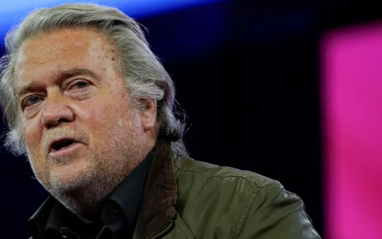 Prisão domiciliar de Bolsonaro aumenta tensão com os EUA, diz Bannon