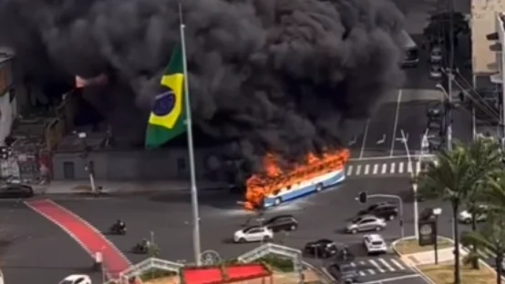Veículos pegam fogo e geram fumaça densa em Belém; veja vídeo