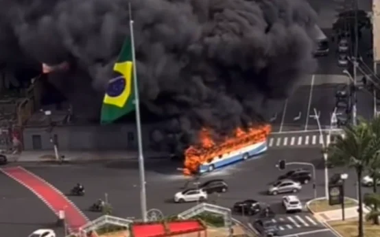Veículos pegam fogo e geram fumaça densa em Belém; veja vídeo