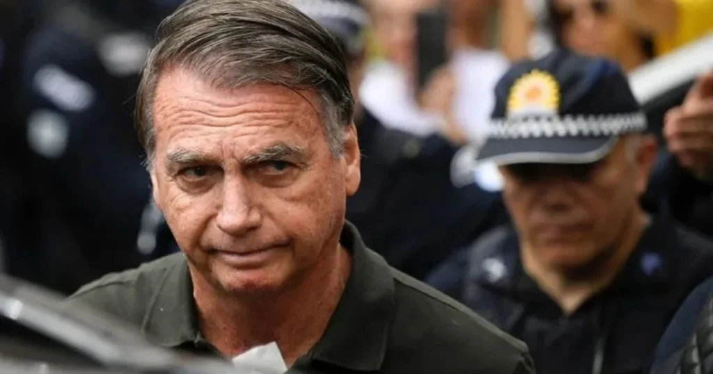Defesa de Bolsonaro cita queda como fator decisivo em novo pedido de prisão domiciliar ao STF