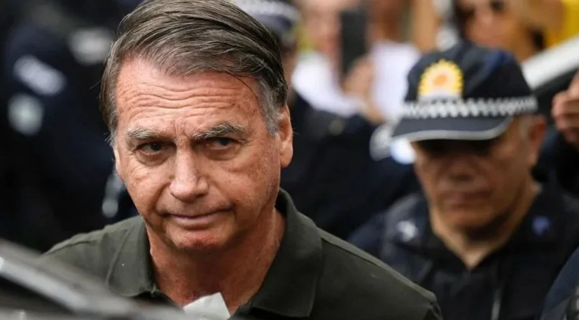 Defesa de Bolsonaro cita queda como fator decisivo em novo pedido de prisão domiciliar ao STF