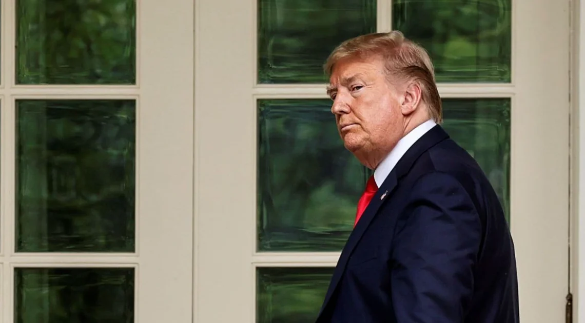 “Dois trenós puxados por cães”, Trump zomba de defesa da Groenlândia