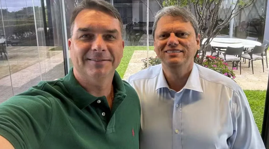 Flávio Bolsonaro sobre apoio do governador de SP: "Tarcísio está com a gente"