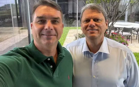 Flávio Bolsonaro sobre apoio do governador de SP: "Tarcísio está com a gente"