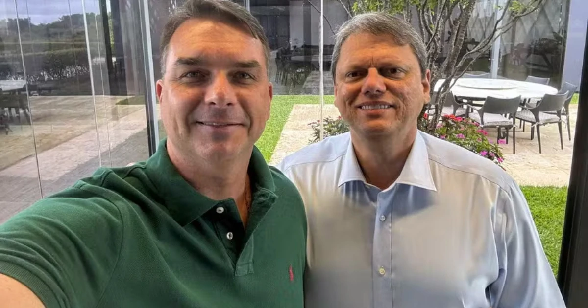 Flávio Bolsonaro sobre apoio do governador de SP: "Tarcísio está com a gente"