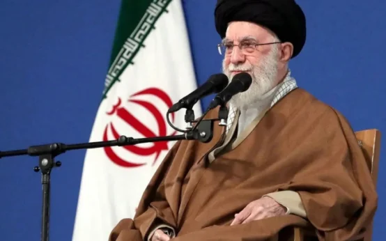 Líder Supremo do Irã publica charge de Trump em um sarcófago em ruínas