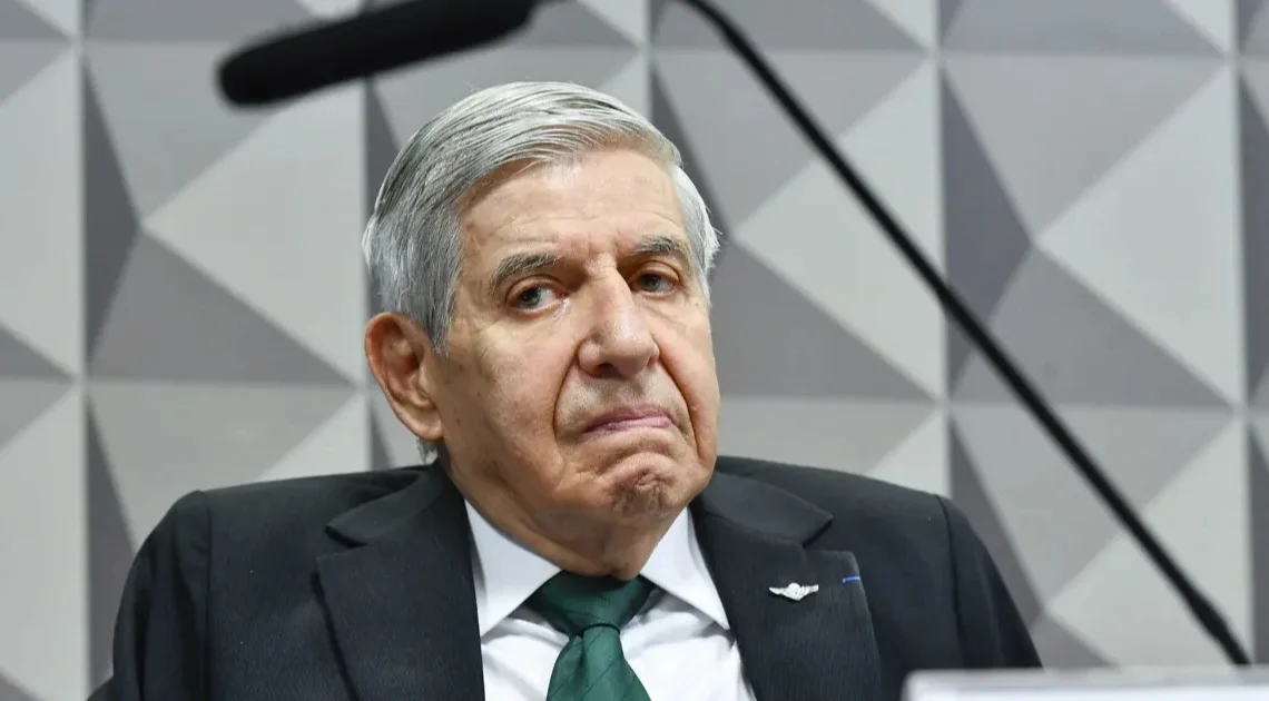 Moraes autoriza Comissão de Ética a notificar Heleno pessoalmente