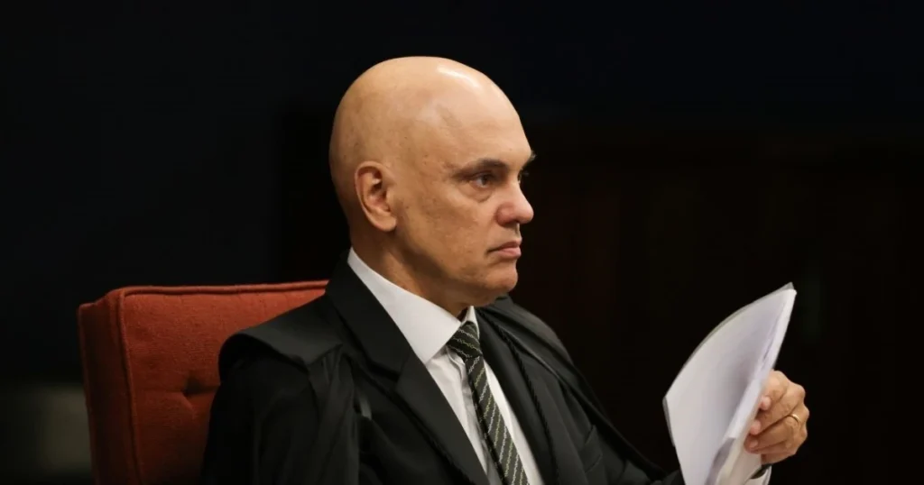 Moraes pede manifestação da PGR sobre Smart TV, livros e pastor a Bolsonaro