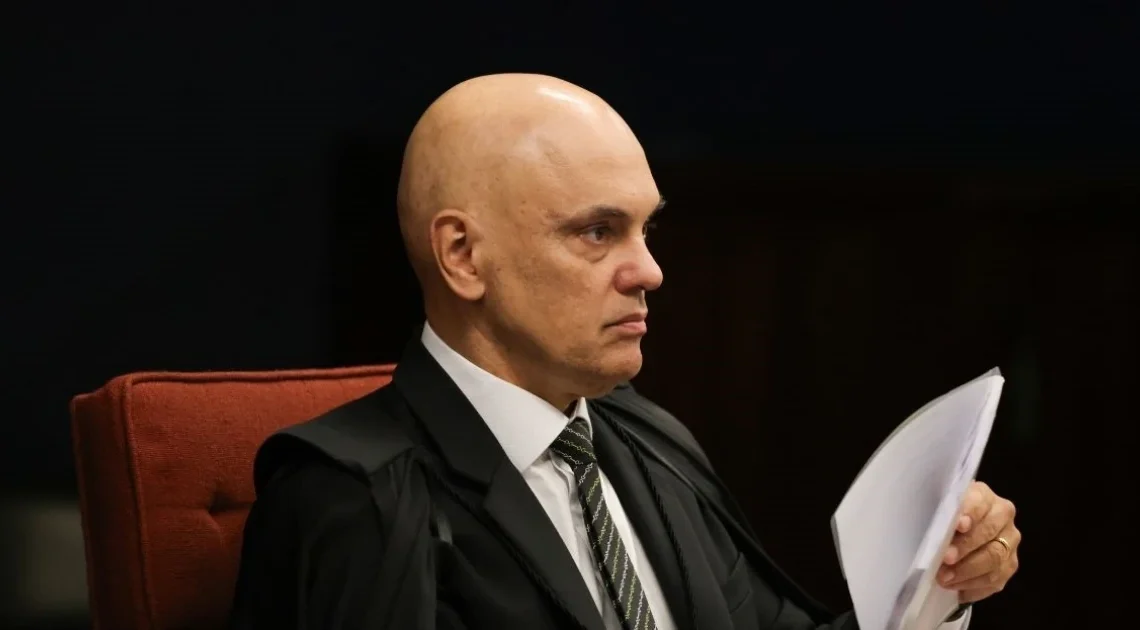 Moraes pede manifestação da PGR sobre Smart TV, livros e pastor a Bolsonaro