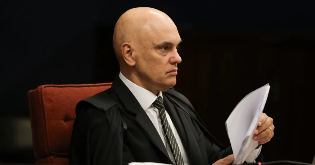 Moraes pede manifestação da PGR sobre Smart TV, livros e pastor a Bolsonaro