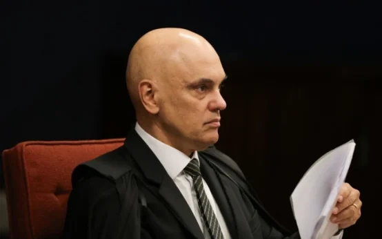 Moraes pede manifestação da PGR sobre Smart TV, livros e pastor a Bolsonaro