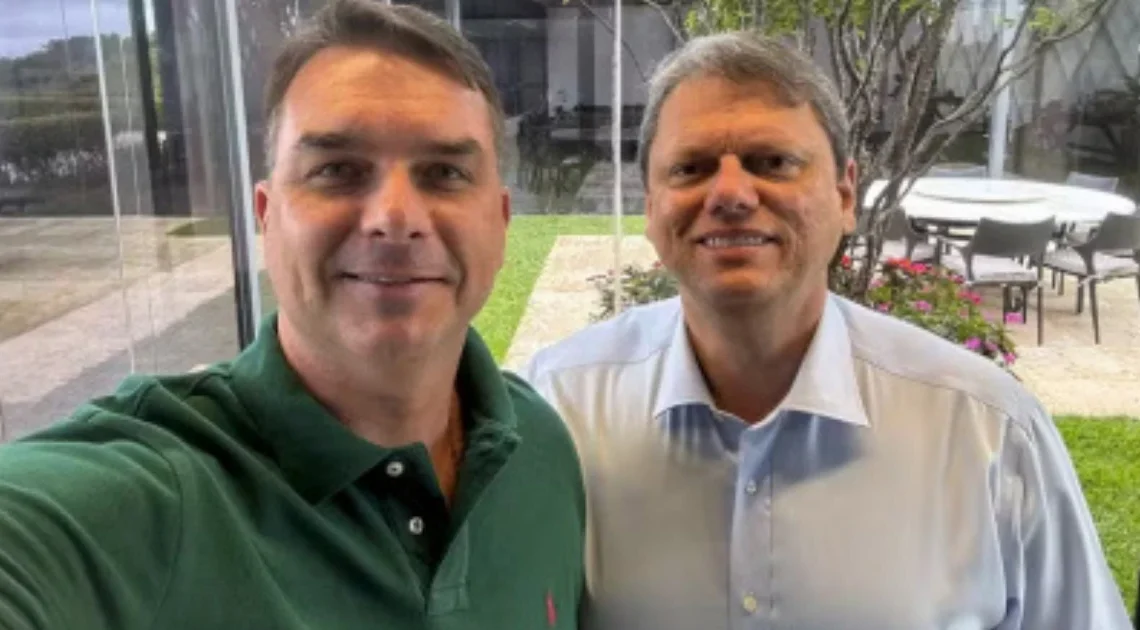 Tarcísio prometeu apoio total a Flávio “na hora certa”, diz Filipe Sabará